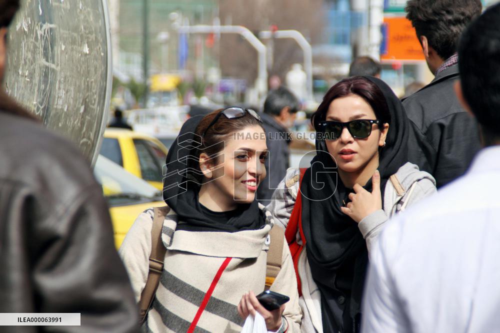 Young Iranian women expose hair on Tehran street