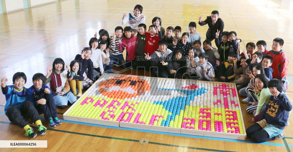 Hokkaido grade school pupils make mosaic with golf balls