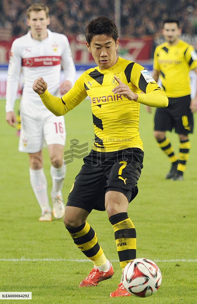 Japanese MF Kagawa controls ball in match against Stuttgart