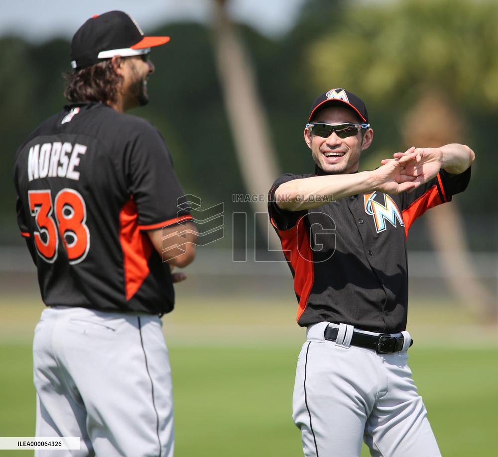 Ichiro chats with teammate Morse in Marlins camp