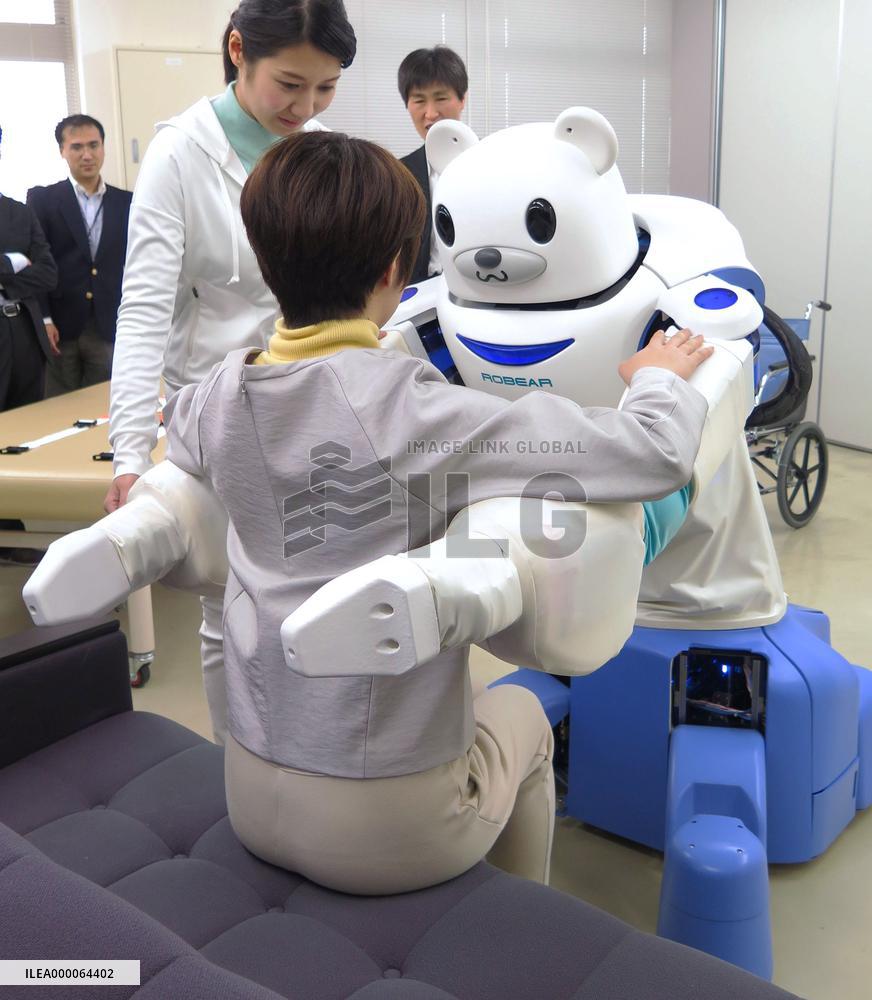 Nursing care robot capable of lifting, helping patient stand up
