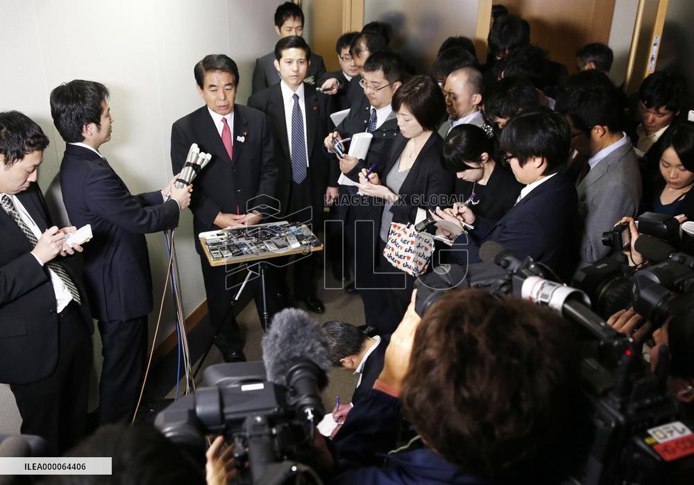 Education minister denies wrongdoing amid political fund questions