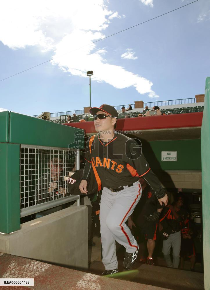 Giants' Japanese player Aoki in training camp in Arizona