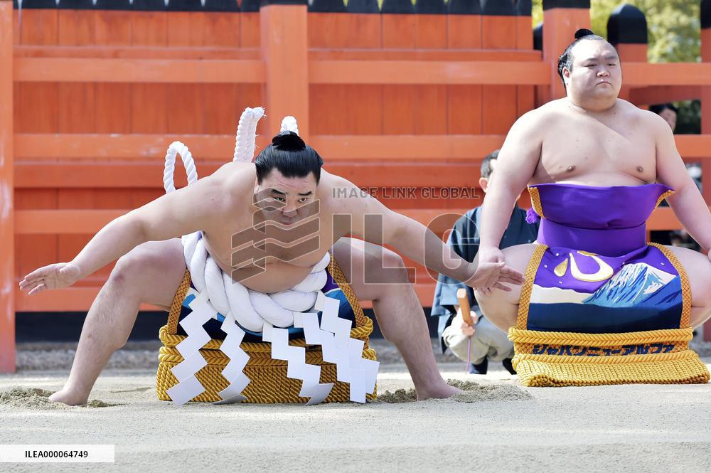 Yokozuna Harumafuji performs ring-entering rite at Osaka shrine