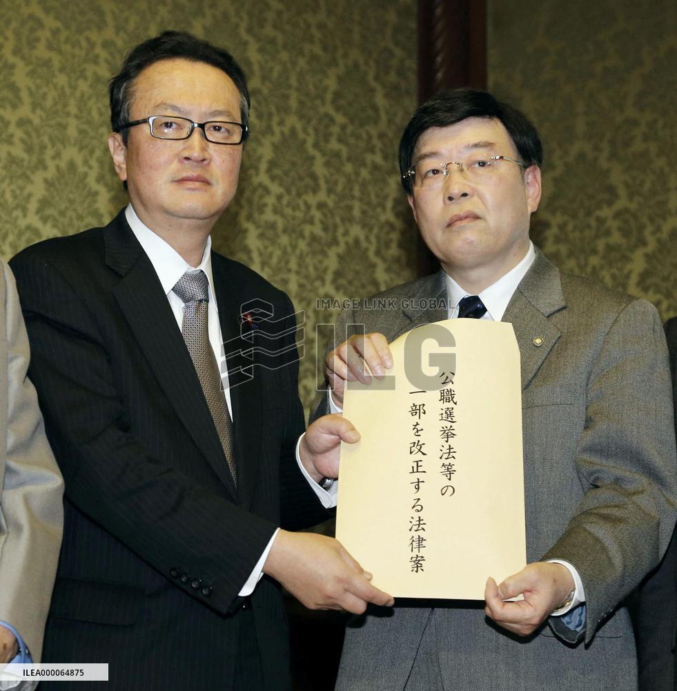 Major parties submit bill to lower voting age to 18 next year