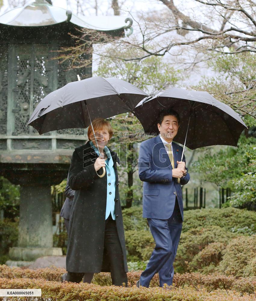 Abe, Merkel visit museum in Tokyo