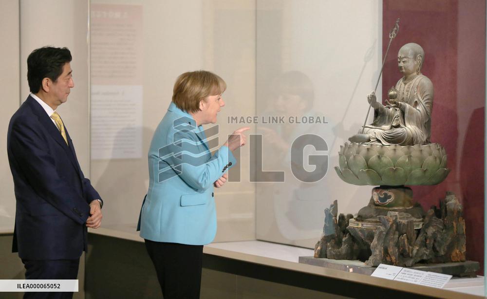 Abe, Merkel visit museum in Tokyo