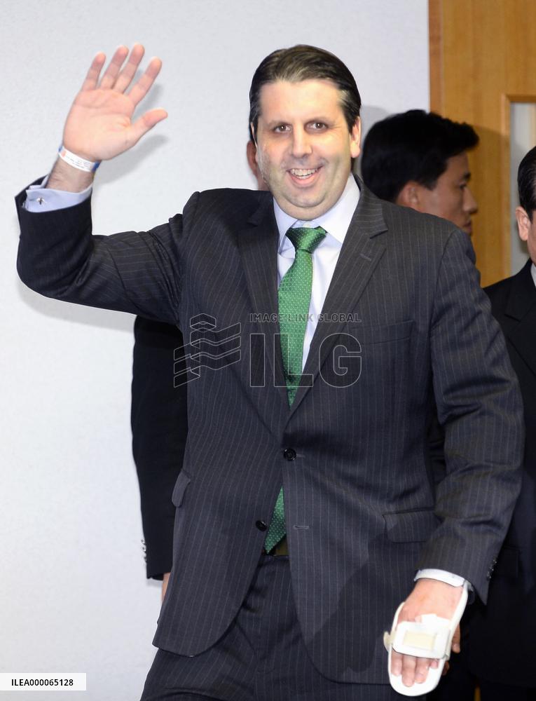 Slashed U.S. envoy released from Seoul hospital