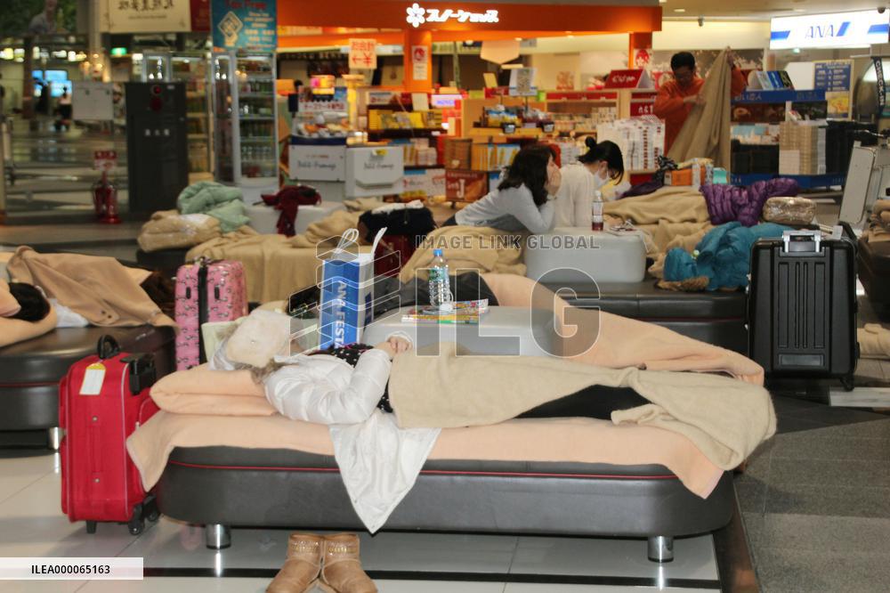Snow forces 1,200 people to spend night at airport