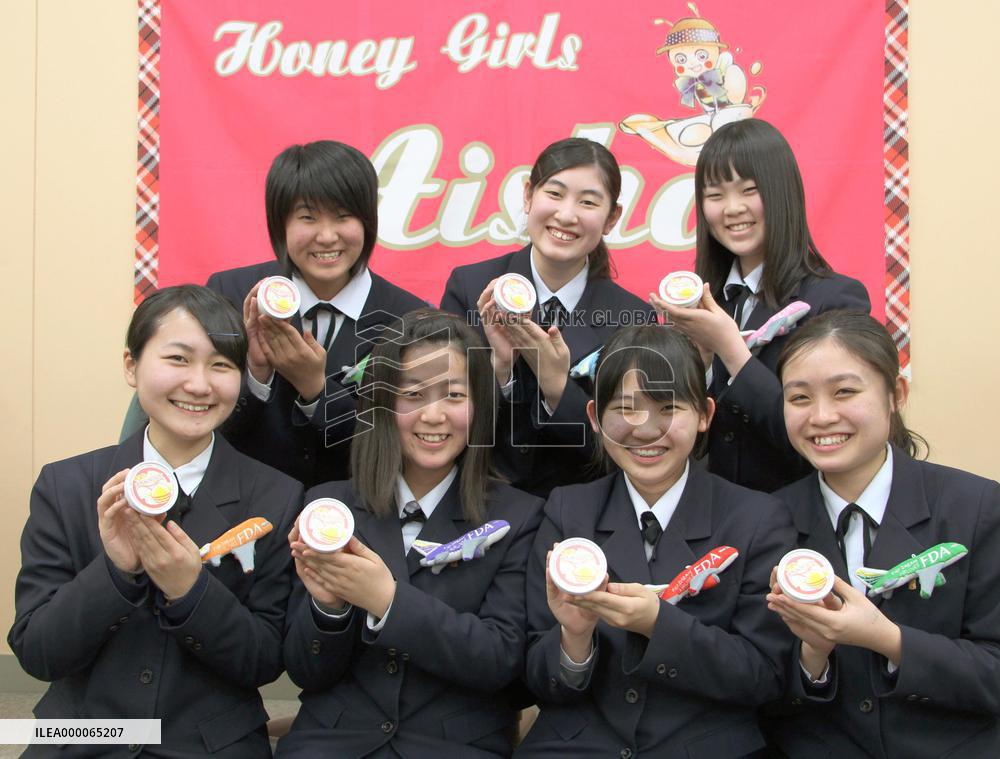 Aichi HS students with 'Honey Apple Ice Cream of Hope'