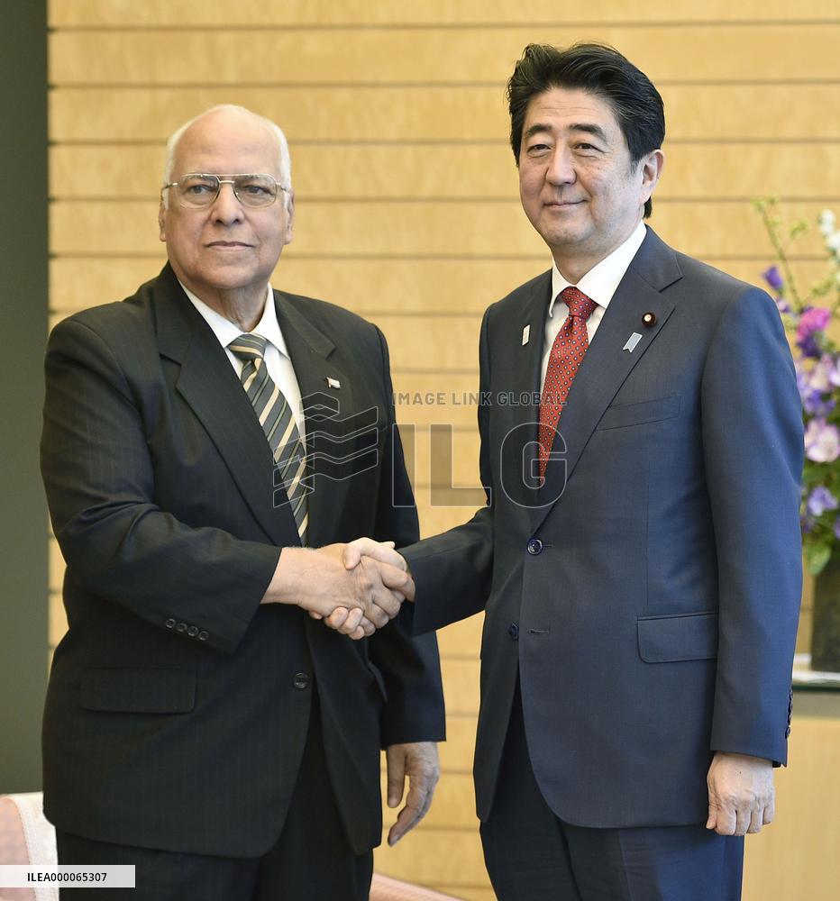 PM Abe meets with Cuban official