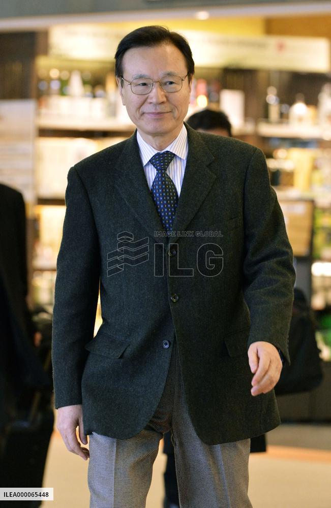 Abe aide leaves for Washington to prepare for Japan-U.S. summit