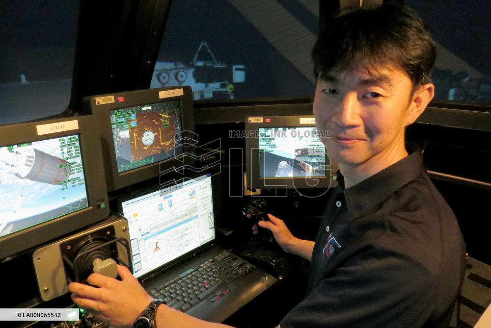 Astronaut Yui trains for steering robot arm
