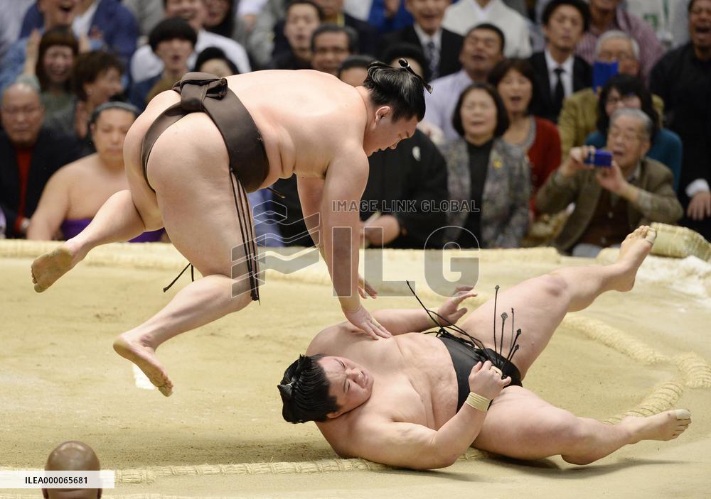 Hakuho goes 2 wins clear in Osaka