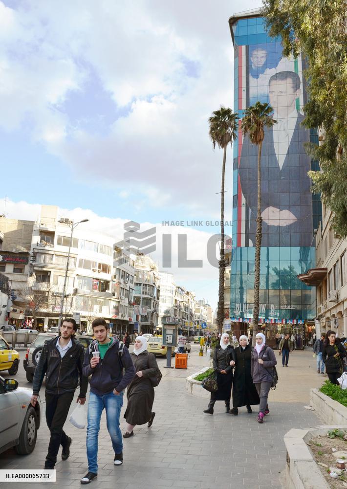 Huge Assad portrait hangs in Damascus