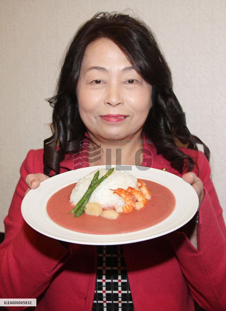 Tottori woman promotes pink curry