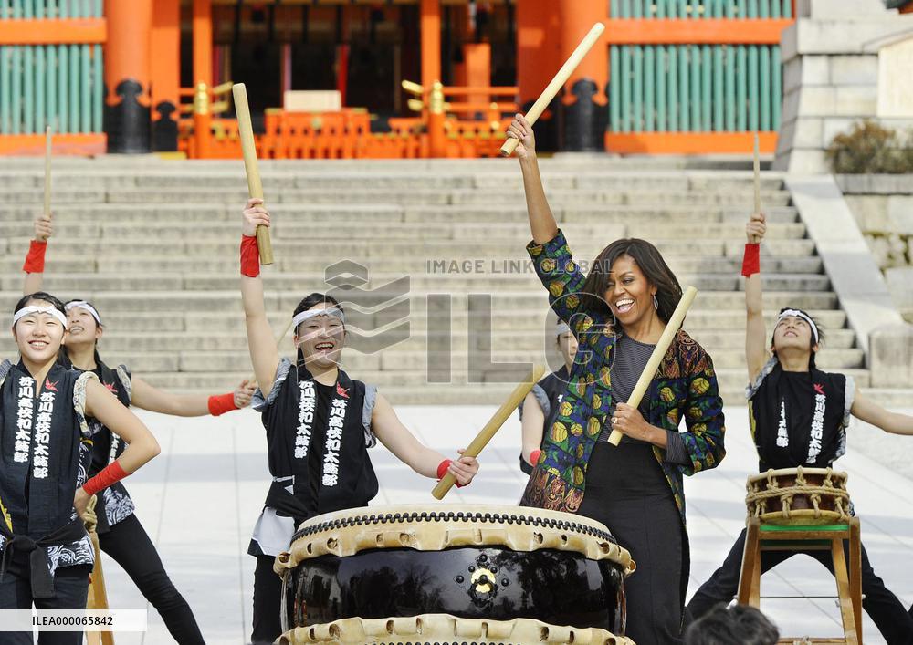 U.S. first lady Michelle Obama leaves Japan for Cambodia