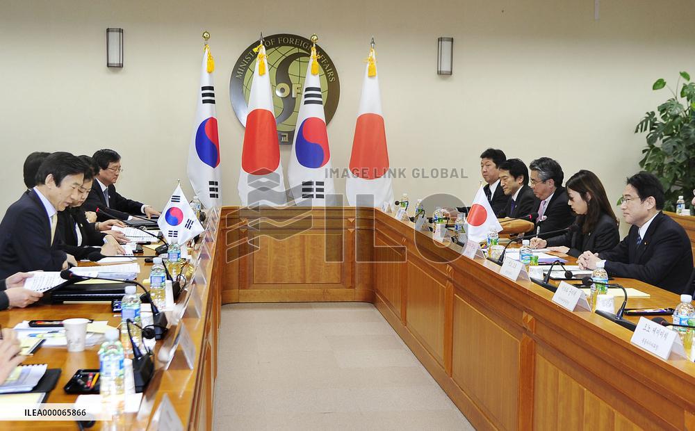 Japan, S. Korea foreign ministers hold talks amid lingering tensions