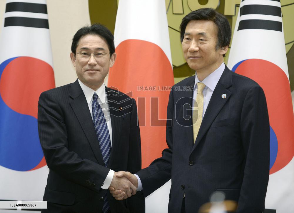 Japan, S. Korea foreign ministers hold talks amid lingering tensions