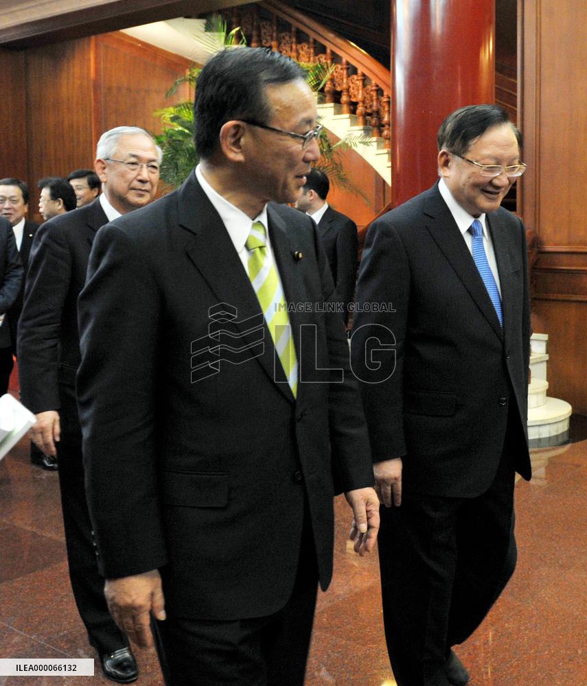 Japanese ruling lawmakers meet with China's Tang