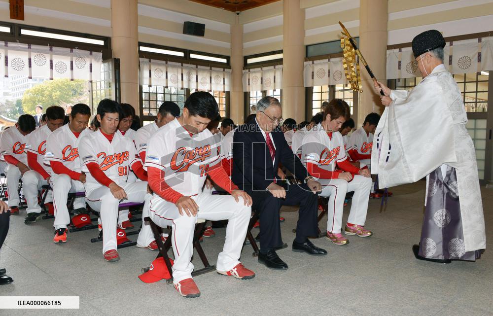 Carp players pray for victory at shrine