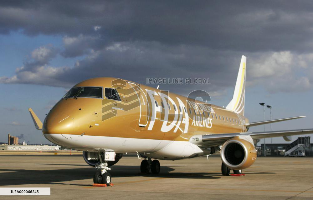 Fuji Dream Airlines unveils fleet's 9th Embraer E-Jet, in gold