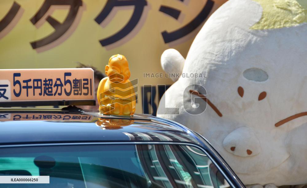 Osaka taxis begin carrying "lucky god" statuette on rooftop