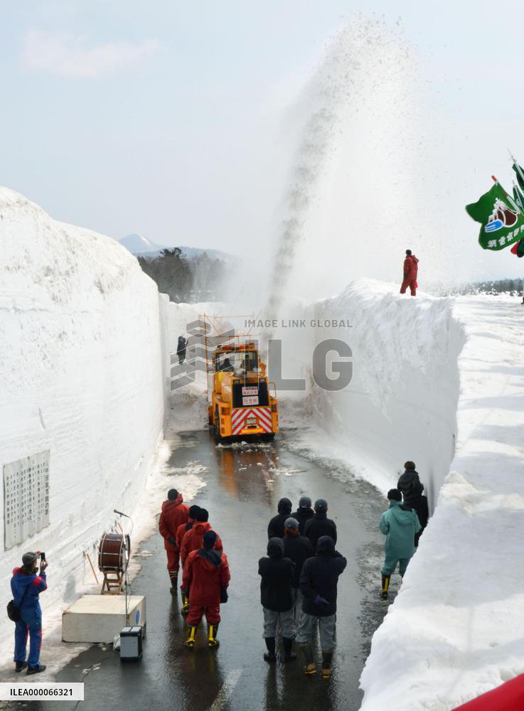 "Snow corridor" completed in Aomori