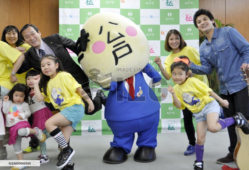 Mascot character 'Matsudo san' calls on mayor