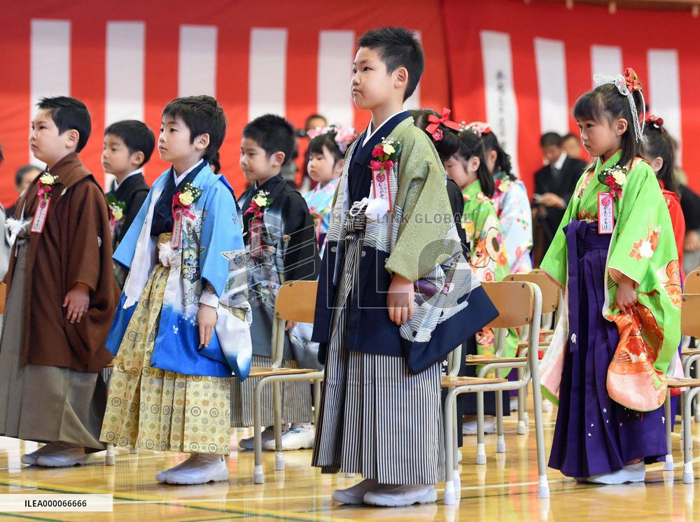 Students in disaster-hit city attend entrance ceremony