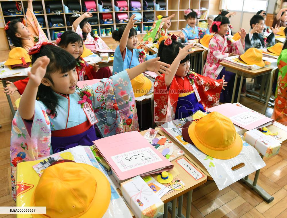 Students in disaster-hit city attend entrance ceremony