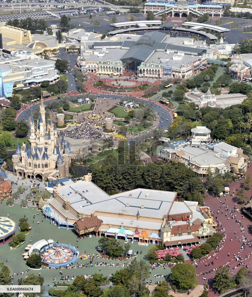 Tokyo Disneyland, DisneySea draw record visitors in FY 2014