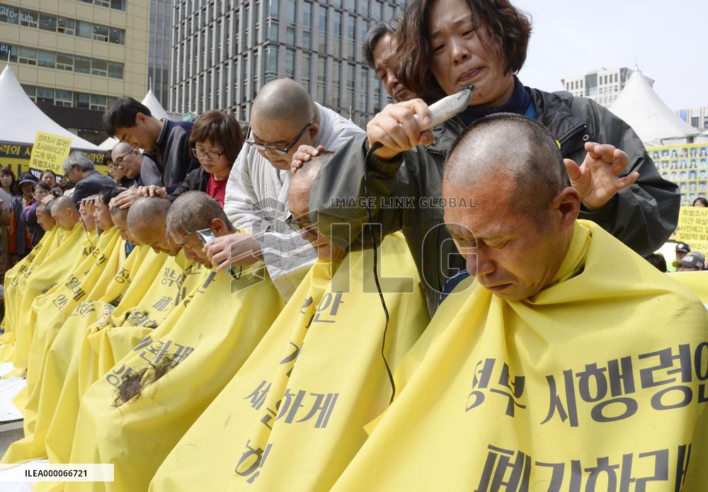 Family members of Sewol ferry victims protest against gov't.