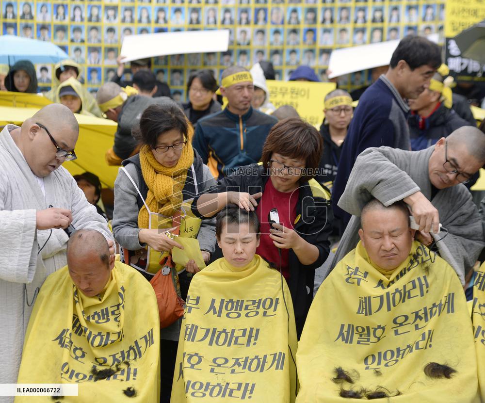 Family members of Sewol ferry victims protest against gov't.