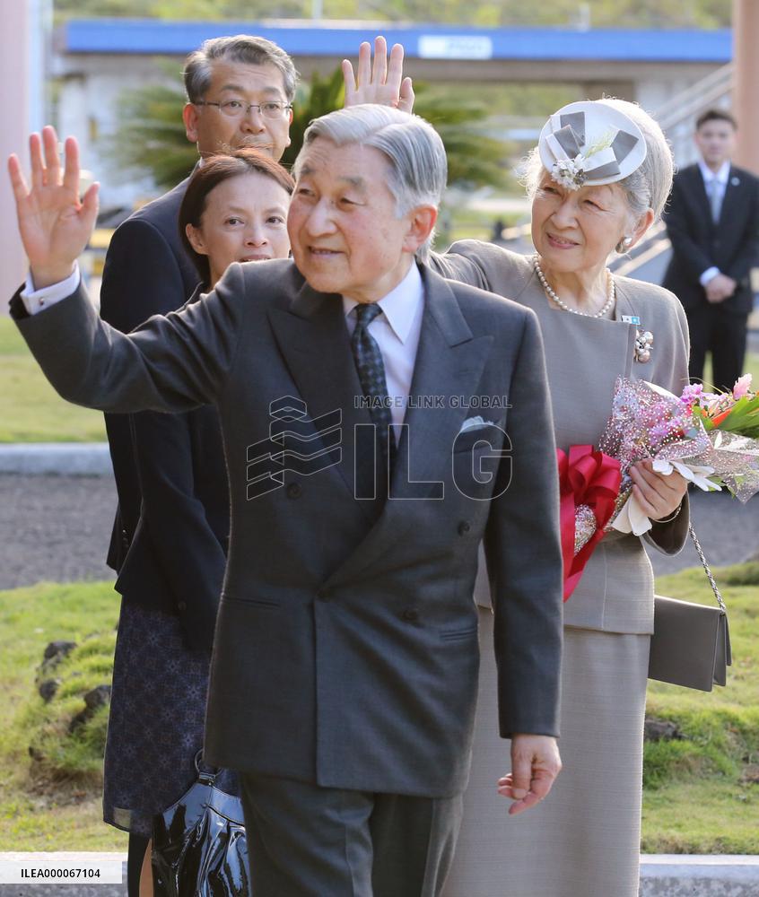 Palauans welcome imperial couple, wave Japanese flags