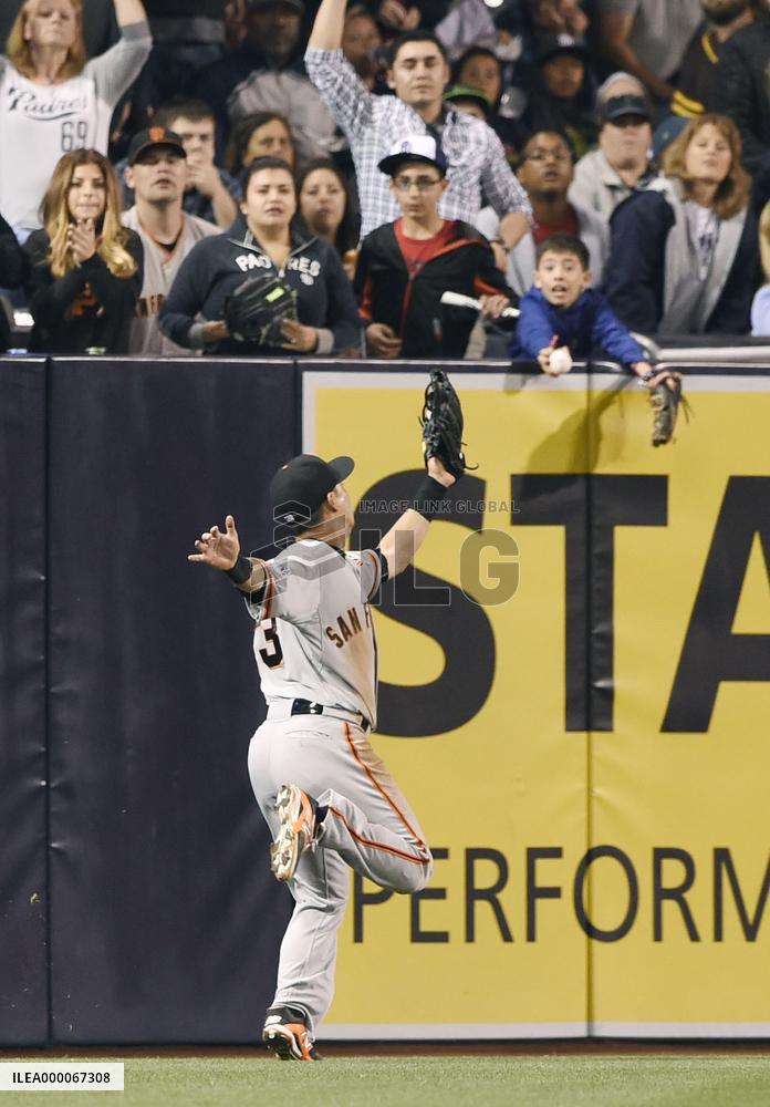 Aoki makes catch on deep fly ball