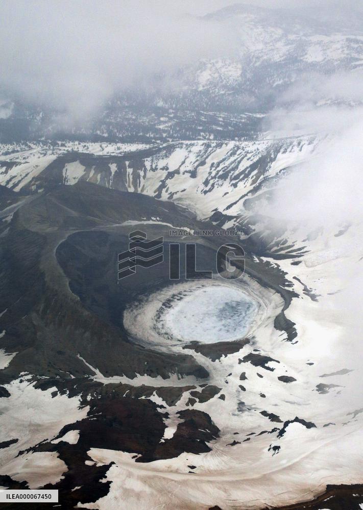 Near-crater warning issued at Mt. Zao