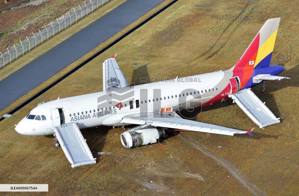 Asiana Airlines aircraft runs off runway in Hiroshima