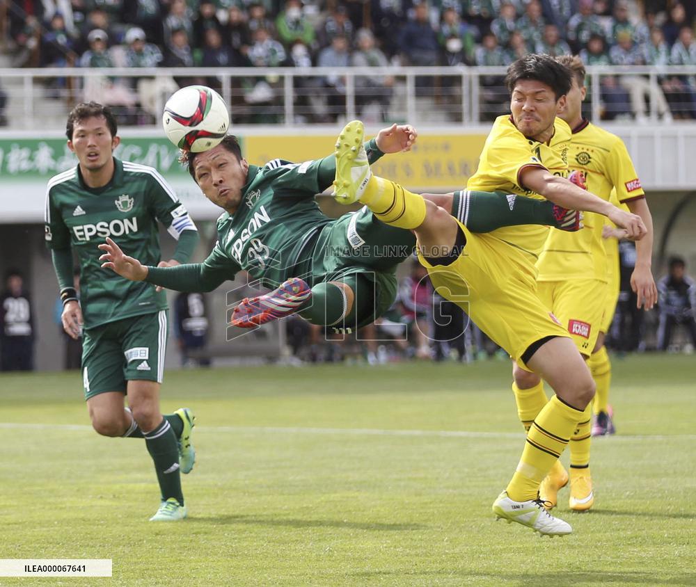 Matsumoto, Kashiwa players struggle for ball in J-League game