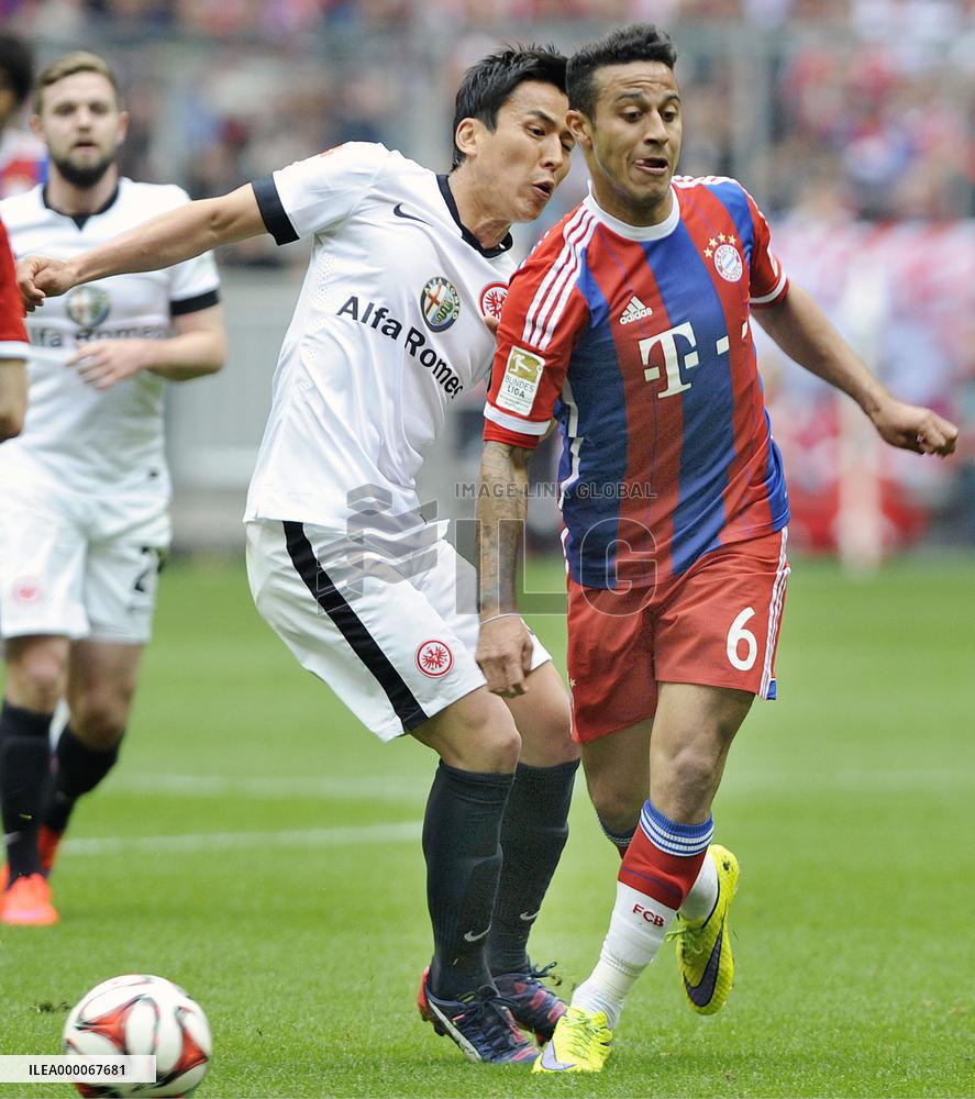 Frankfurt's Hasebe in action against Bayern