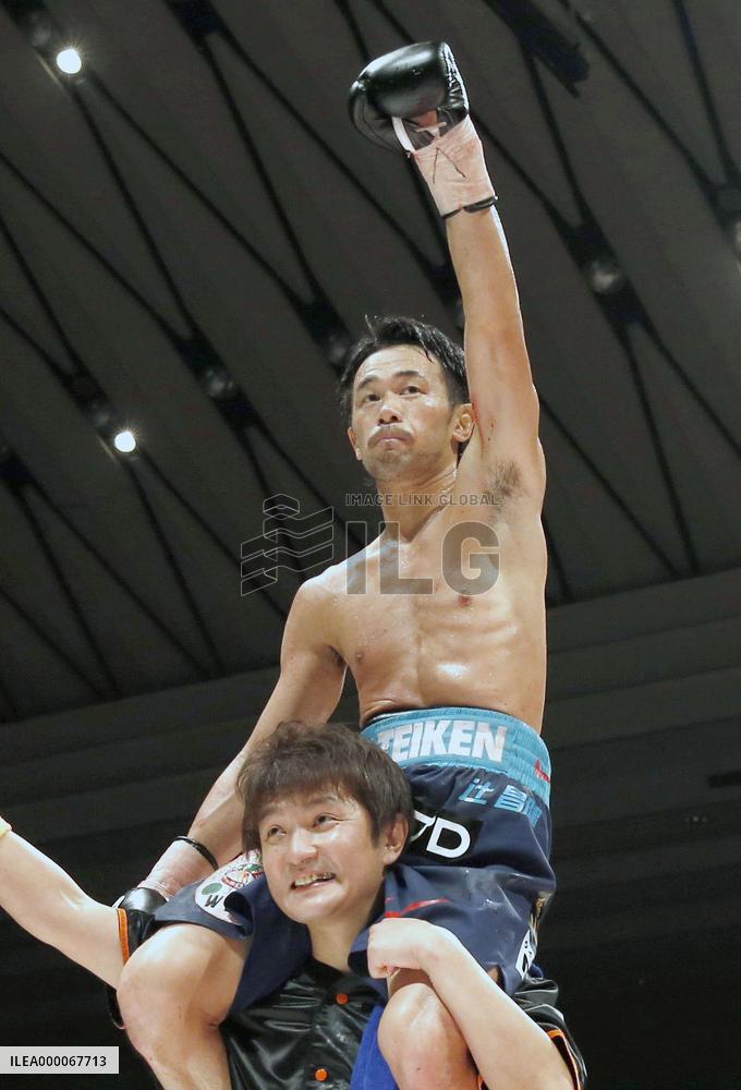 Japan's Yamanaka scores 7th-round KO in 8th defense of WBC bantam title