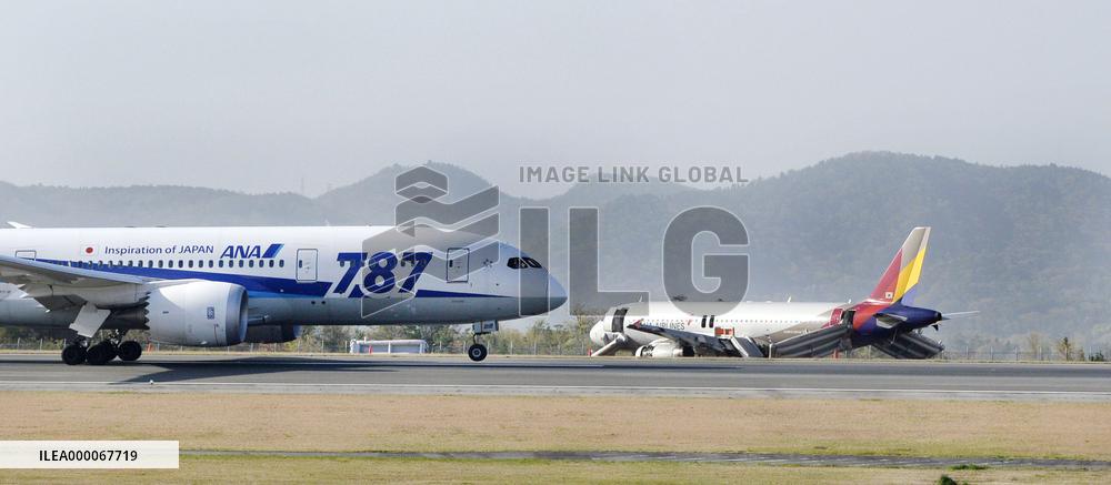 Hiroshima Airport reopens after failed Asiana jet landing