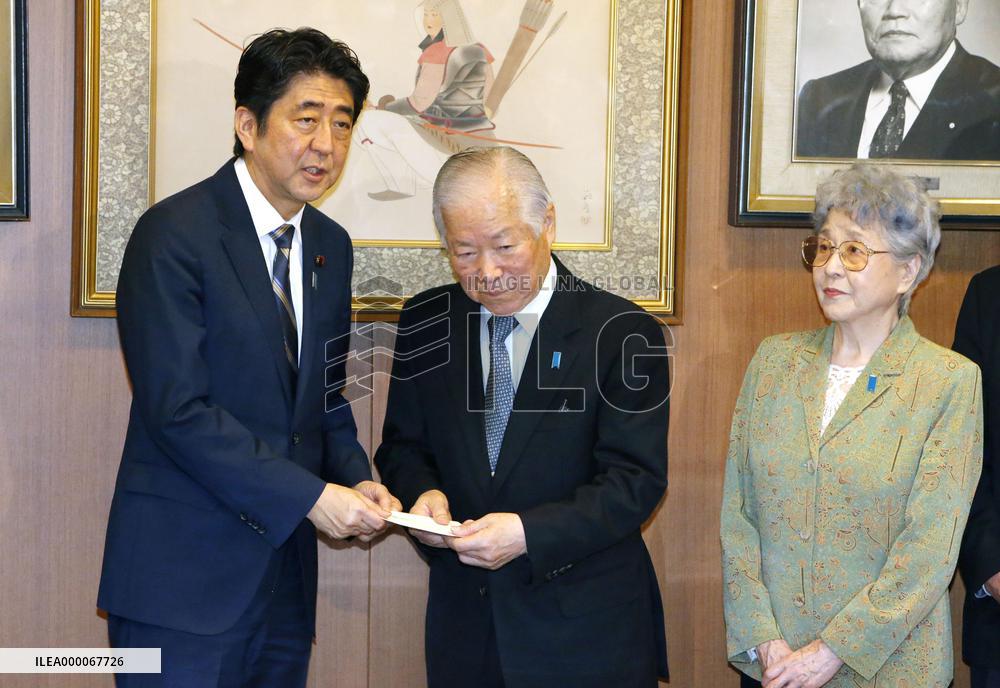 PM Abe meets with families of Japanese abductees