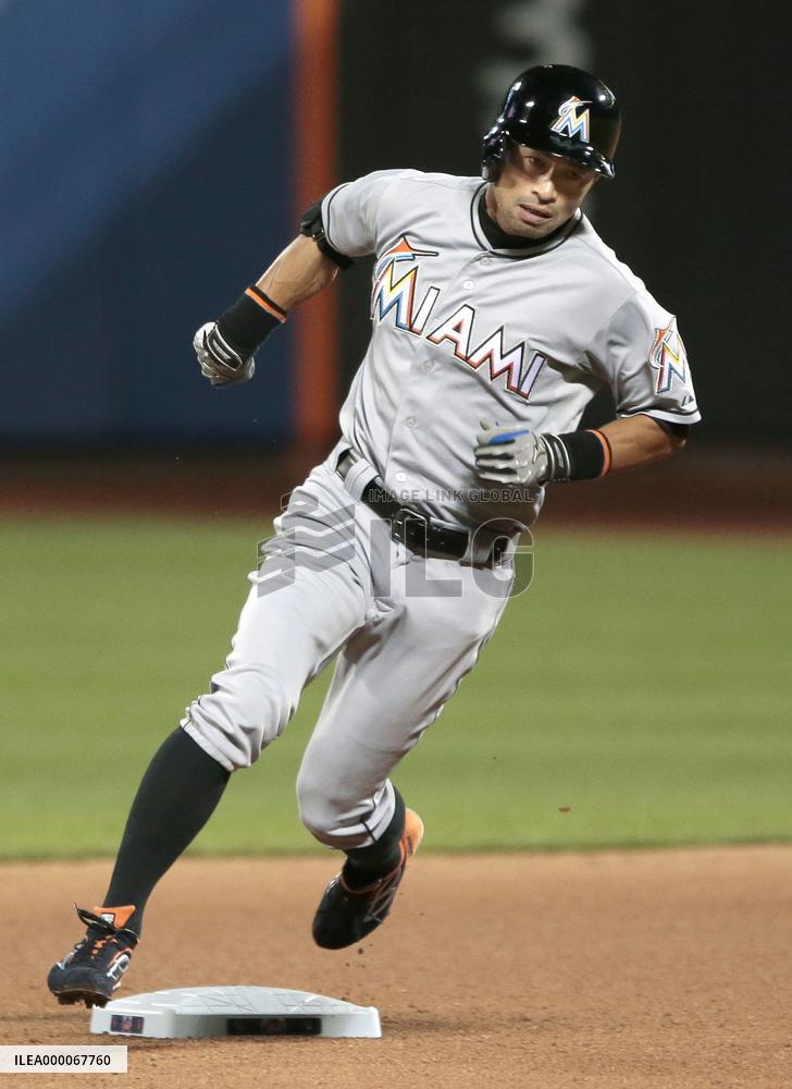 Marlins' Ichiro triples against Mets