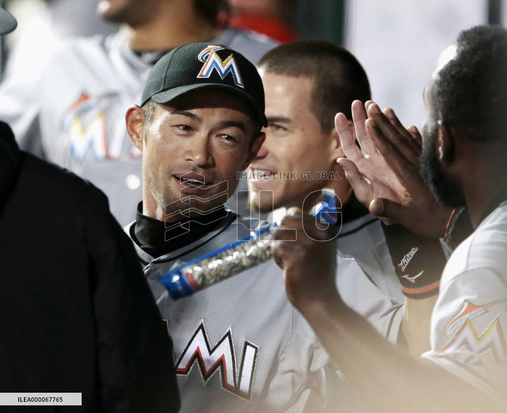 Marlins' Ichiro scores after "out" call overturned