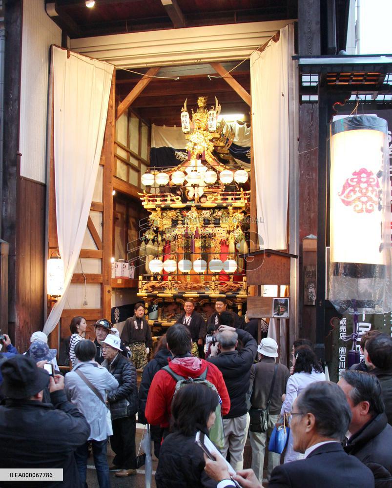 Takayama Spring Festival gets off to rainy start