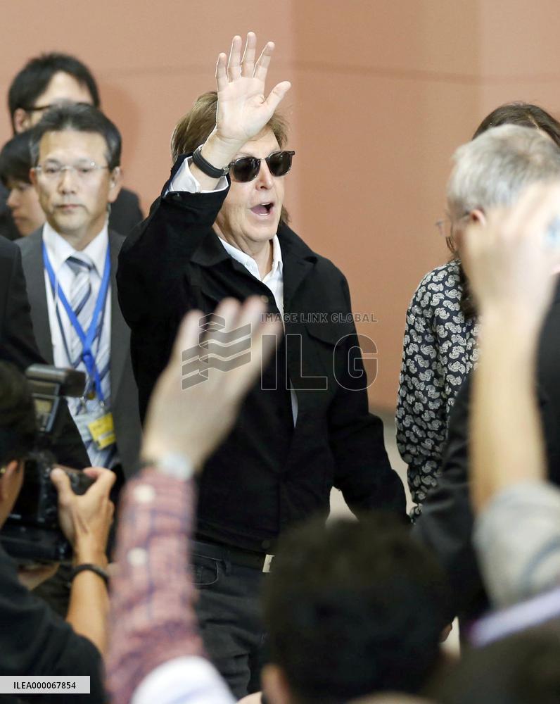 Paul McCartney arrives in Japan