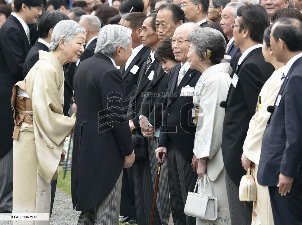 Emperor, empress meet with Nobel laureate in physics