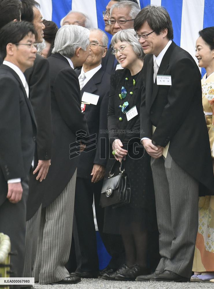 Emperor meets with Nobel laureate in physics
