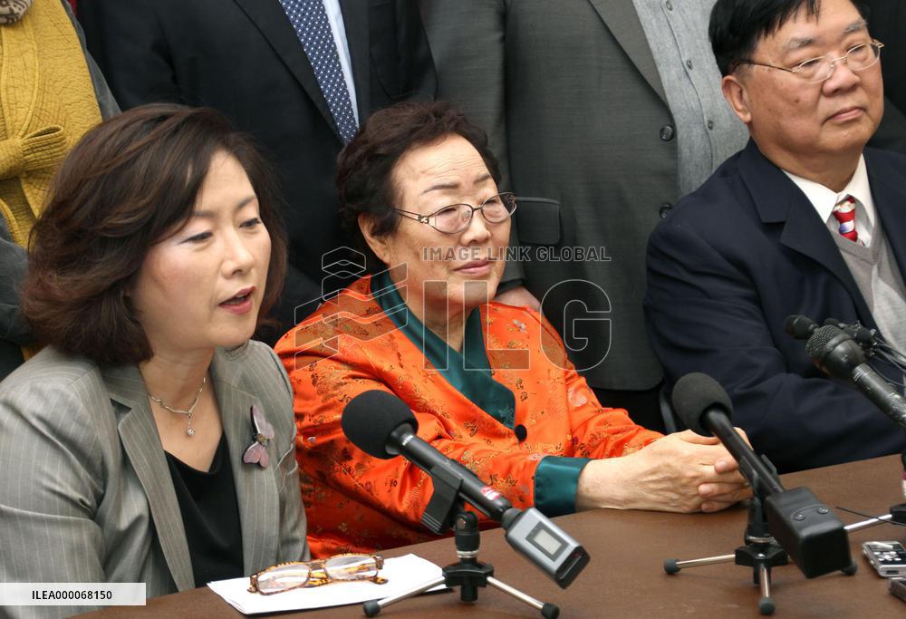 Ex-comfort woman attends press conference in U.S.